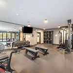 Modern West End Condo For 6 Shared Pool & Gym