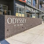 Modern West End Condo For 6 Shared Pool & Gym