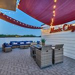 Rooftop Fire Pit + River Views 4Br Sleeps 12