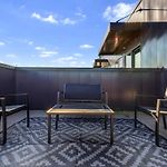 Peaceful Retreat - City Views, Close To Broadway