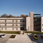 Dreamy Condo With Fireplace, Rooftop, Gym, Parking, Sleeps 5 With King Bed, Sleeper Sofa, Hidden Bunk, Shared Rooftop And Gym, Free Dedicated Parking, Minutes To Broadway, Five Points & Grand Ole Opry, 24 Hr Hospitality