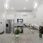 New 7 Mins To Broadway Sleeps 8