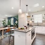 Riff & Rest - 2 Stylish Homes - Mins To Germantown