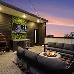 Halo-Rooftop Patio & Game Room-Mins To Broadway