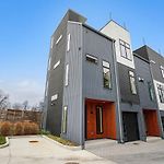 Halo-Rooftop Patio & Game Room-Mins To Broadway