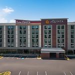 La Quinta Inn & Suites by Wyndham Nashville Airport/Opryland