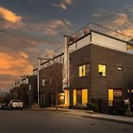 Luxury Retreat: Rooftop Hot Tub Double Deck & Game Room