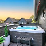 Giddy Up Hot Tub, 4 King Suites, Near Broadway