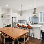 Modern Townhome W Rooftop Views Near Broadway