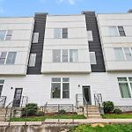 Stylish Townhome W Rooftop Views Near Broadway