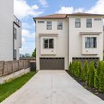 12 South Home With Rooftop Sauna And Wet Bar With 2 Car Garage