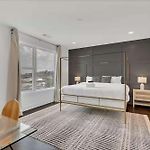 Stylish Townhome W Rooftop Views Near Broadway