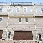 Stylish Townhome W Rooftop Views Near Broadway