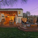 Amazing Backyard Only 2 Miles To Downtown With Sauna And Firepit
