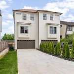 12 South Home With Rooftop Sauna And Wet Bar With 2 Car Garage