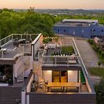 Luxury Retreat - Double Rooftop Deck & Game Room