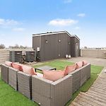 2 Modern Townhomes W Rooftop Views Near Broadway