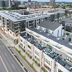 Boots & Broadway - 2 Units - Mins To Broadway