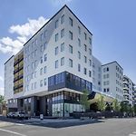 Boutique Studio With Pool Gym And Walk To Midtown