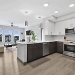 Nashville Retreat Pool, Gym, Rooftop Lounge & Free Parking