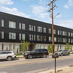 Condo 3 Miles To Downtown With Free Parking And Walk To Coffee