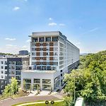 Nashville Retreat Pool, Gym, Rooftop Lounge & Free Parking