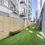 Boutique Studio With Pool Gym And Walk To Midtown