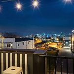 New Luxe 4Br 12 Beds - Roofdeck Views - Chefs Kitchen