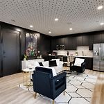 Top Floor Neo Suite, Walk To Broadway & Views