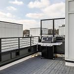 Rooftop Hot Tub & Skyline Views Near Broadway