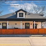 Germantown-Adjacent 4Br Home With Private Deck & Grill