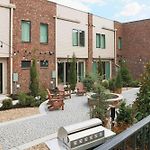 All The Amenities | Heated Pool | 7 Mins-Broadway