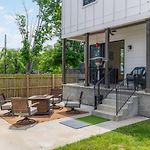 House With Rooftop Patio, Next To A Park, 3 Miles To Downtown
