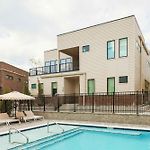 Heated Pool + Hot Tub + Sauna • 7 Min To Broadway