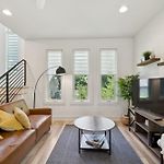 Modern Townhouse Close To Broadway