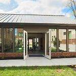 Modern 4Br | Easy To Broadway + Heated Pool
