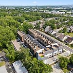 Modern 4Br Nashville Townhouse Rooftop Lounge