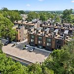 Modern 4Br Nashville Townhouse Rooftop Lounge