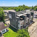 Beautiful Balcony Sleeps 12 4 Miles From Broadway