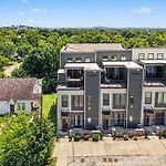 Beautiful Balcony Sleeps 12 4 Miles From Broadway