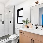Neon Balcony House - Sleeps 12 Near Broadway