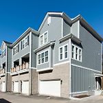 Luxury Three Bedroom Townhouse Near Airport