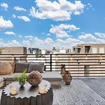 Neon Balcony House - Sleeps 12 Near Broadway