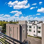 Neon Balcony House - Sleeps 12 Near Broadway