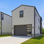 Executive Mid Term Nashville Rental - Office And Garage