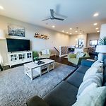Modern Skyline-View Townhome For Groups Up To 8