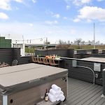 The Hubb House - Relaxing Rooftop Hot Tub
