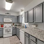 Beautiful 3 Bedroom- Free Parking 2M To Broadway