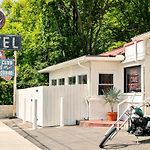 The Dive Motel And Swim Club