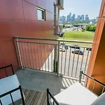 Mid Century Modern Downtown 30+ Night Min Holiday home